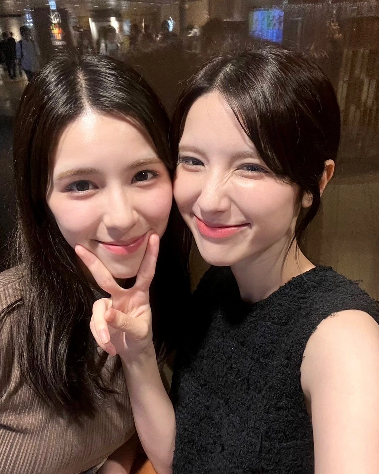 不是 AI!日本极品正妹双胞胎晒仙气合照,脸蛋、服装、微笑…连发丝都一模一样!