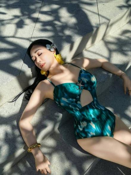 55岁钟丽缇大秀泳装照！不老女神身材依旧傲人