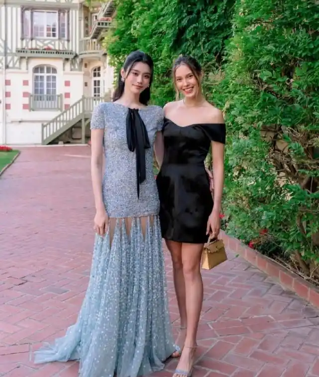 何猷君奚梦瑶世纪婚礼晚宴相曝光,新娘半亿顶级钻石套装富气华贵,四太梁安琪携孙温馨合照