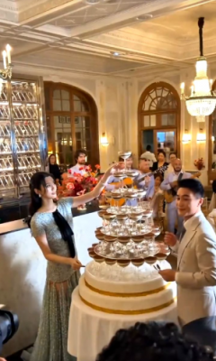 何猷君奚梦瑶世纪婚礼晚宴相曝光,新娘半亿顶级钻石套装富气华贵,四太梁安琪携孙温馨合照