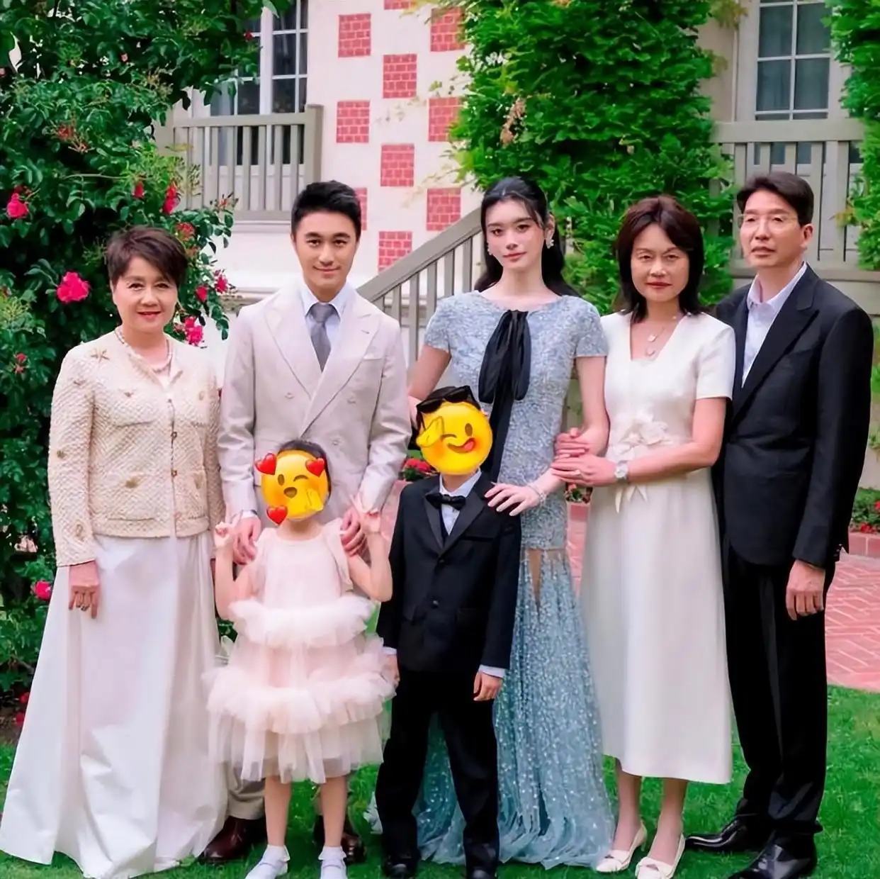 何猷君奚梦瑶世纪婚礼晚宴相曝光,新娘半亿顶级钻石套装富气华贵,四太梁安琪携孙温馨合照
