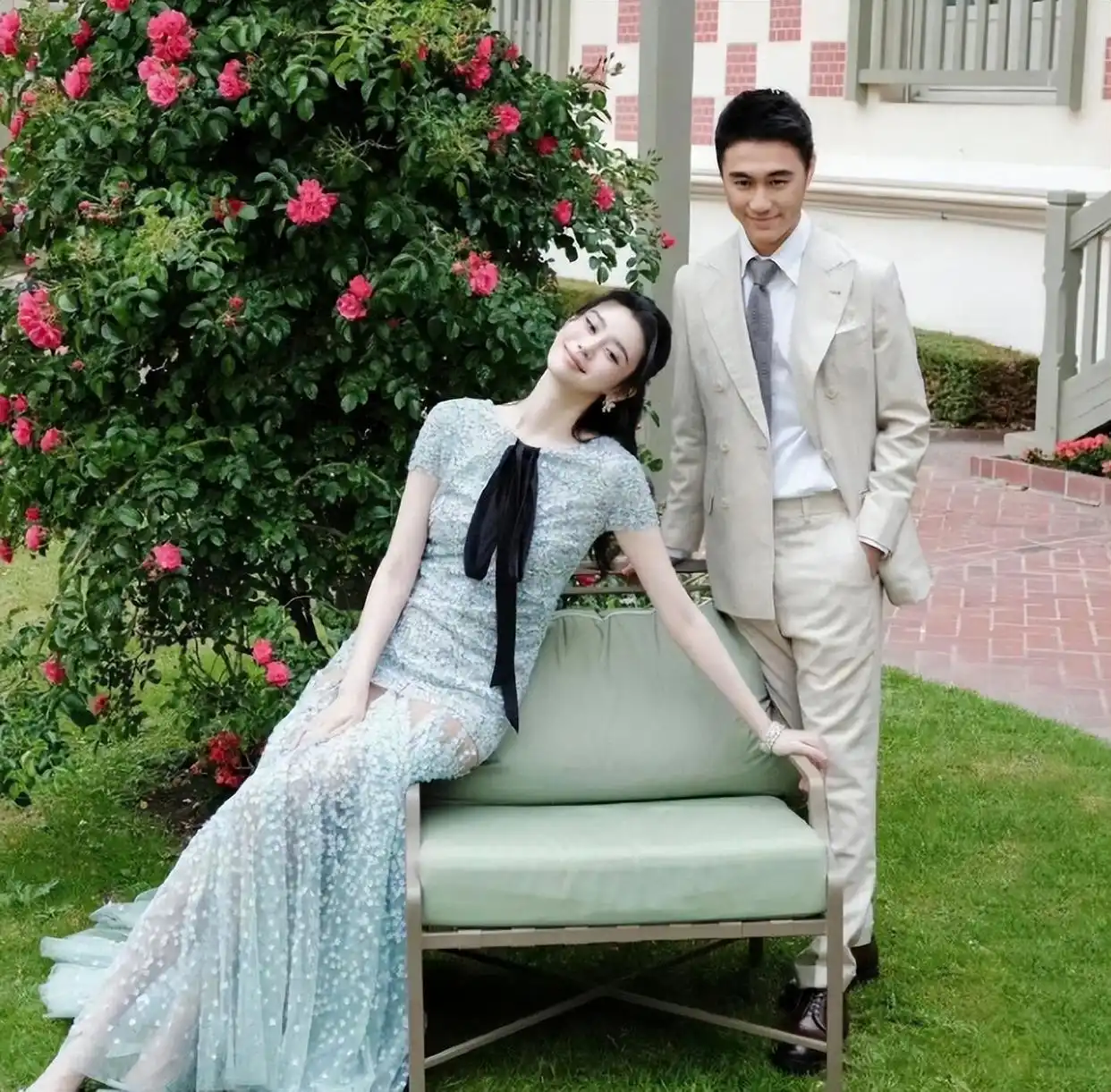 何猷君奚梦瑶世纪婚礼晚宴相曝光,新娘半亿顶级钻石套装富气华贵,四太梁安琪携孙温馨合照
