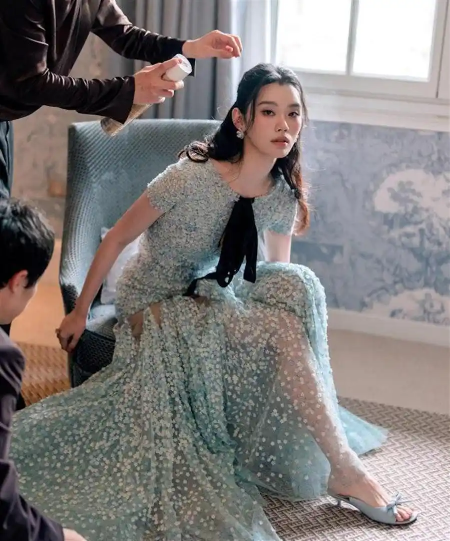 何猷君奚梦瑶世纪婚礼晚宴相曝光,新娘半亿顶级钻石套装富气华贵,四太梁安琪携孙温馨合照