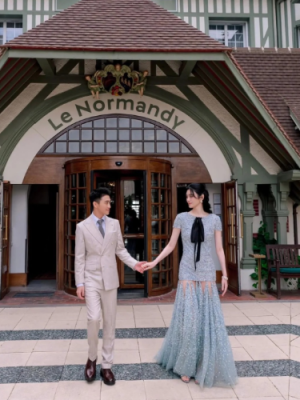 何猷君奚梦瑶世纪婚礼晚宴相曝光,新娘半亿顶级钻石套装富气华贵,四太梁安琪携孙温馨合照
