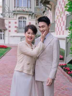 何猷君奚梦瑶世纪婚礼晚宴相曝光,新娘半亿顶级钻石套装富气华贵,四太梁安琪携孙温馨合照