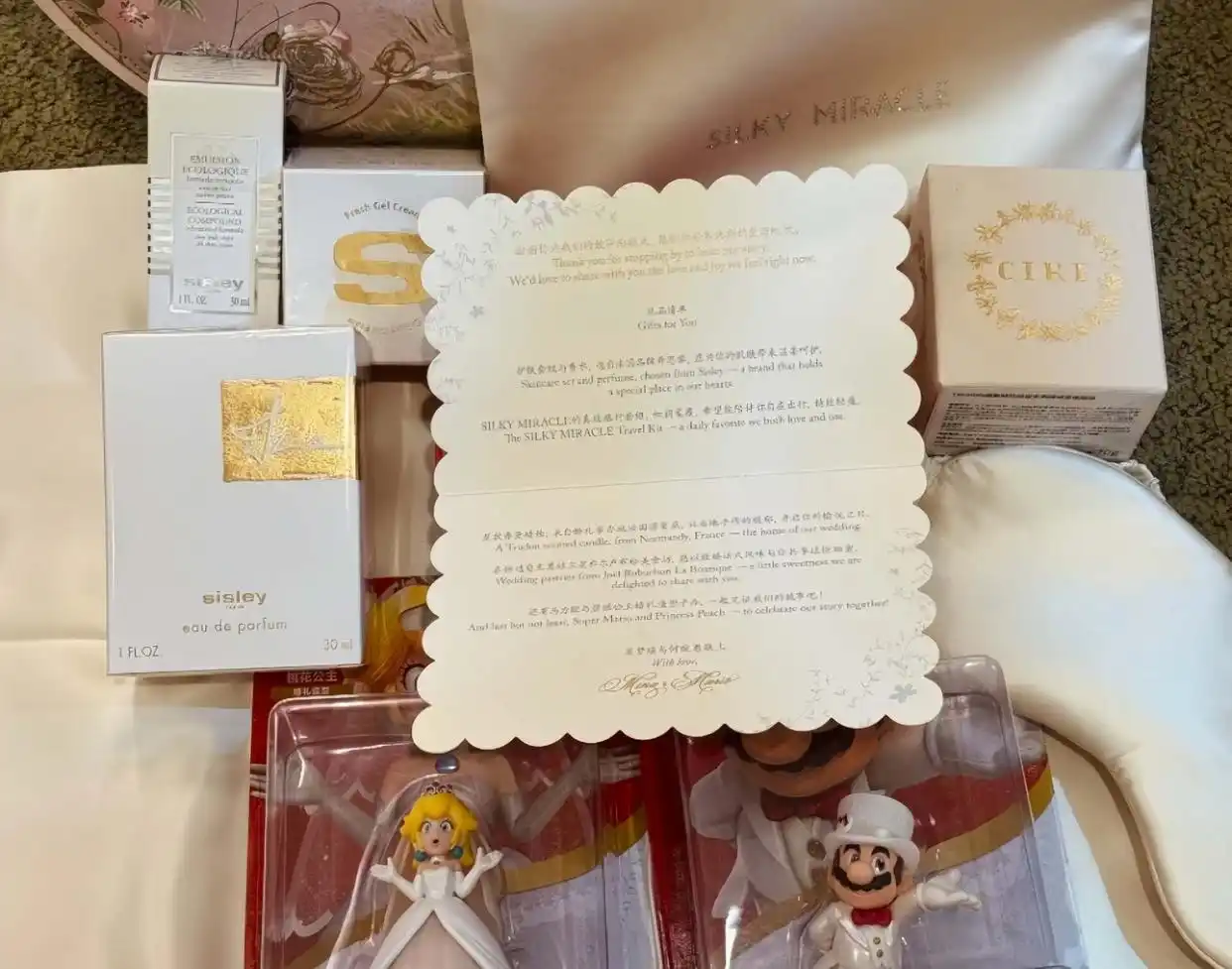 何猷君奚梦瑶世纪婚礼晚宴相曝光,新娘半亿顶级钻石套装富气华贵,四太梁安琪携孙温馨合照