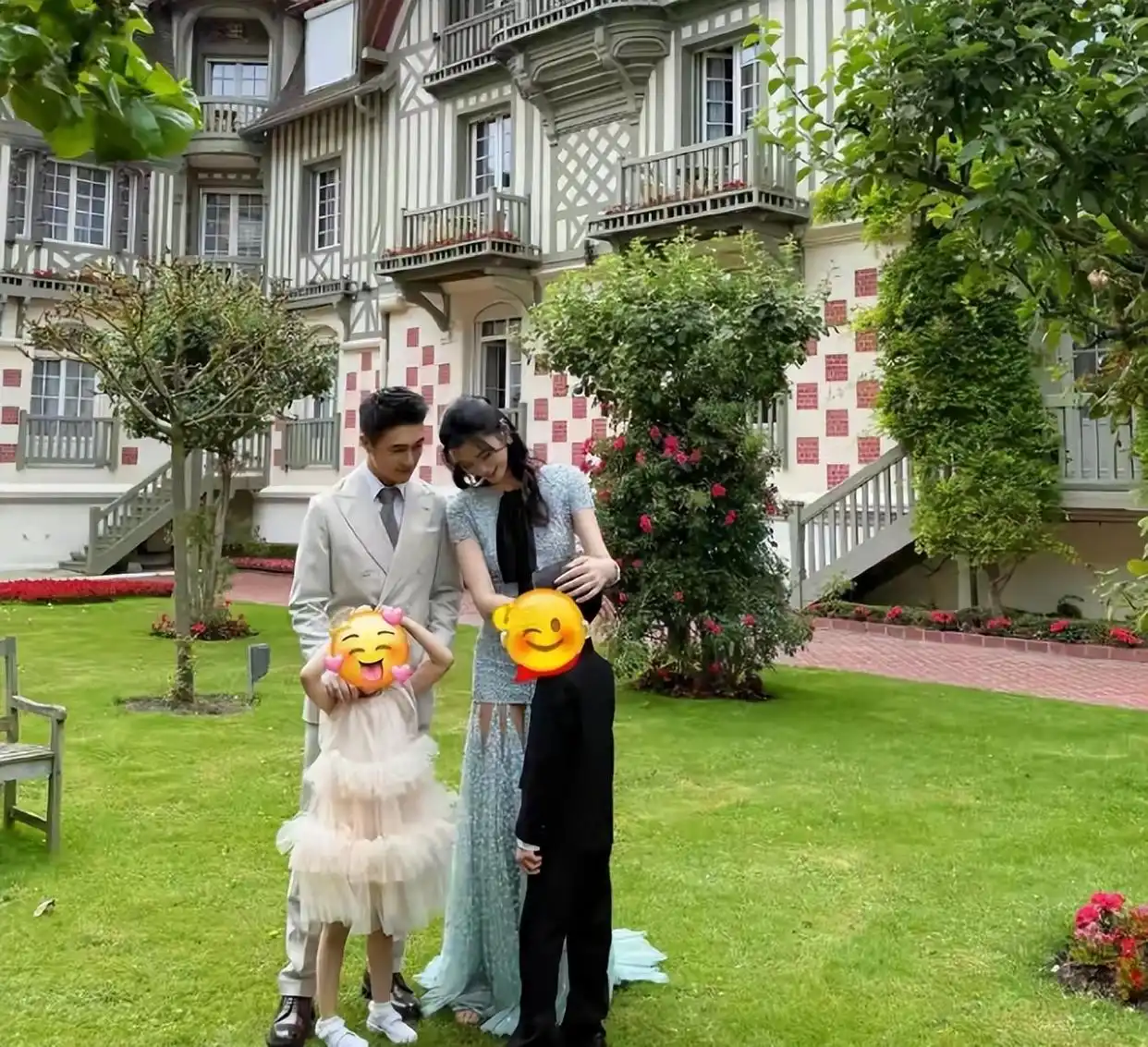 何猷君奚梦瑶世纪婚礼晚宴相曝光,新娘半亿顶级钻石套装富气华贵,四太梁安琪携孙温馨合照