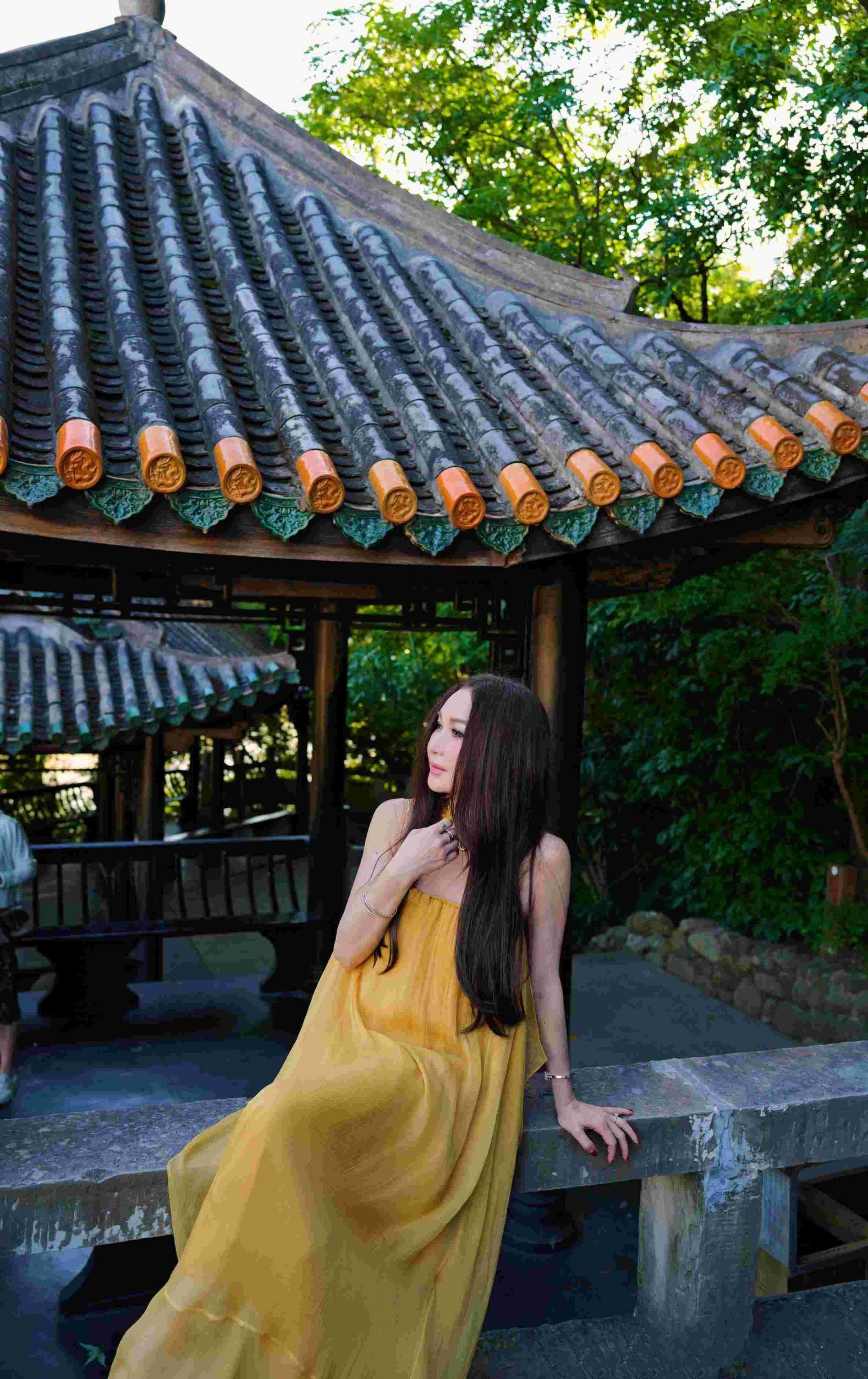 温碧霞性感比坚尼尽显迷人曲线 高衩泳装陷走光边缘 惜一个下垂部位出卖年龄