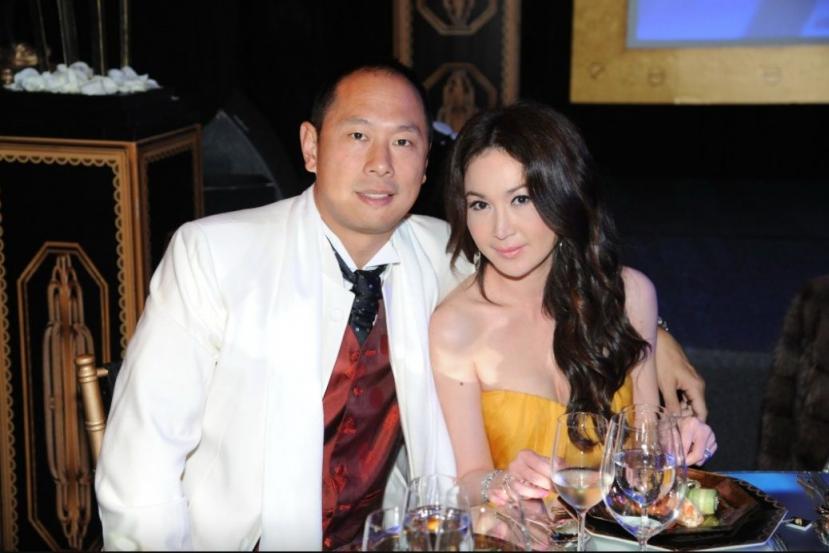 温碧霞性感比坚尼尽显迷人曲线 高衩泳装陷走光边缘 惜一个下垂部位出卖年龄