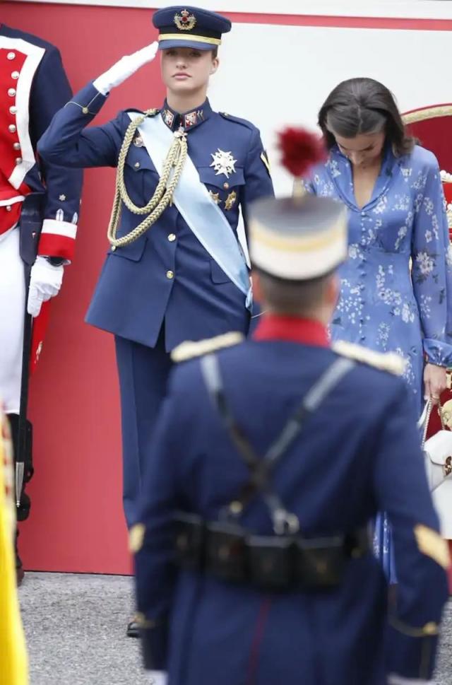 20岁西班牙大公主久违亮相，清秀面庞白到发光，国王父亲难掩对女儿的自豪