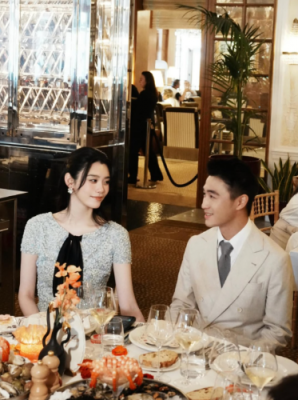 何猷君奚梦瑶世纪婚礼晚宴相曝光,新娘半亿顶级钻石套装富气华贵,四太梁安琪携孙温馨合照
