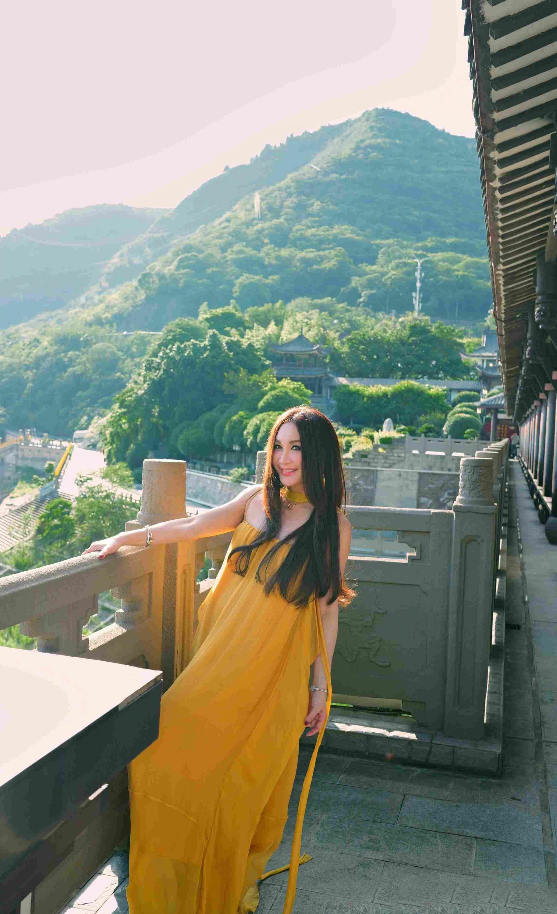 温碧霞性感比坚尼尽显迷人曲线 高衩泳装陷走光边缘 惜一个下垂部位出卖年龄
