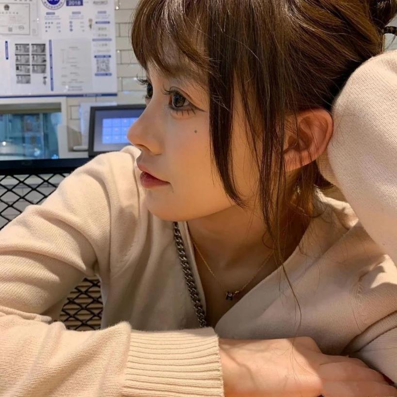 大眼甜心正妹沙滩秀比基尼，看见这张清纯可爱的面容就瞬间沦陷