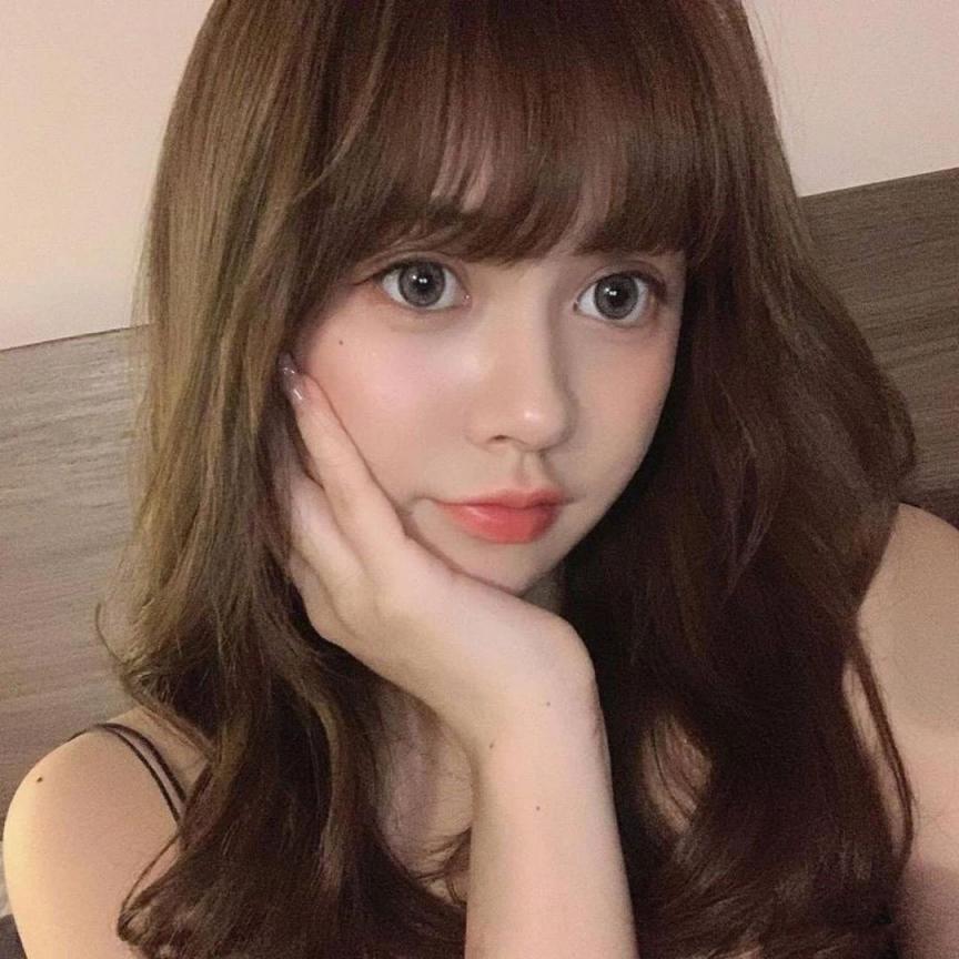 大眼甜心正妹沙滩秀比基尼，看见这张清纯可爱的面容就瞬间沦陷