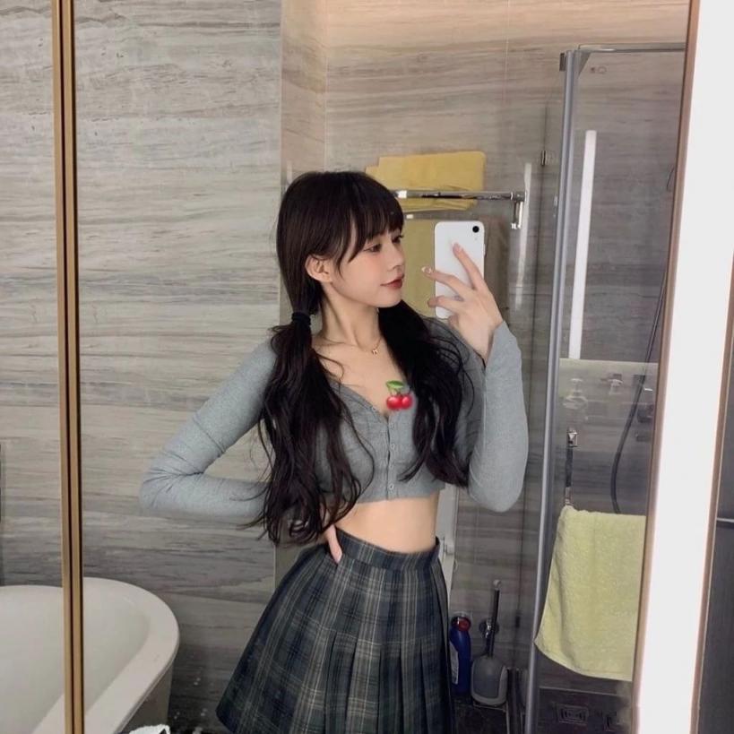 大眼甜心正妹沙滩秀比基尼，看见这张清纯可爱的面容就瞬间沦陷