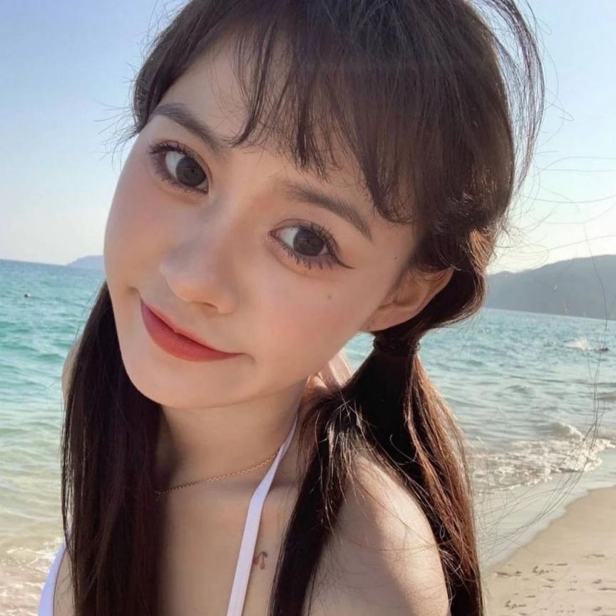 大眼甜心正妹沙滩秀比基尼，看见这张清纯可爱的面容就瞬间沦陷
