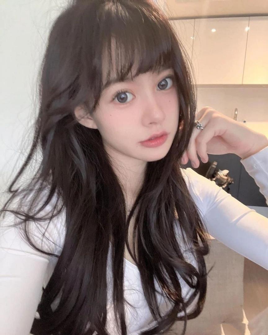 大眼甜心正妹沙滩秀比基尼，看见这张清纯可爱的面容就瞬间沦陷