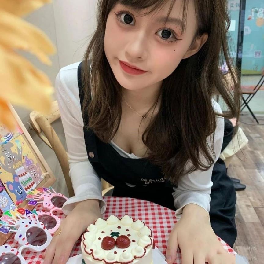 大眼甜心正妹沙滩秀比基尼，看见这张清纯可爱的面容就瞬间沦陷