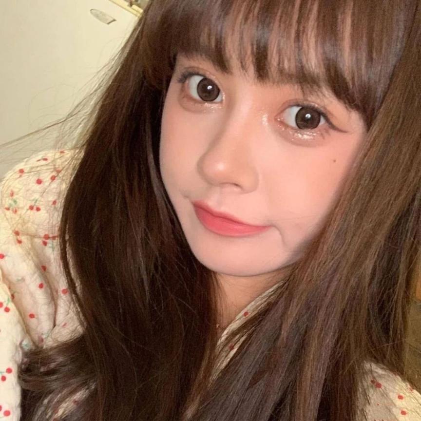 大眼甜心正妹沙滩秀比基尼，看见这张清纯可爱的面容就瞬间沦陷