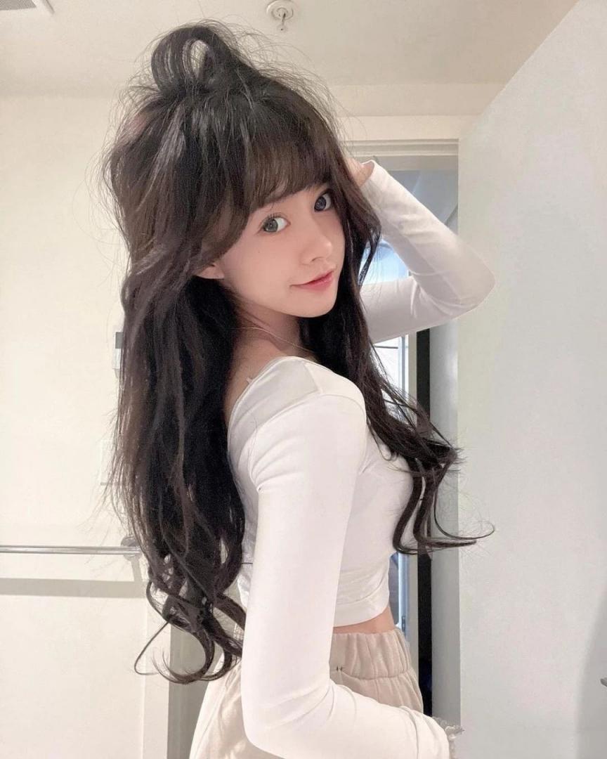 大眼甜心正妹沙滩秀比基尼，看见这张清纯可爱的面容就瞬间沦陷