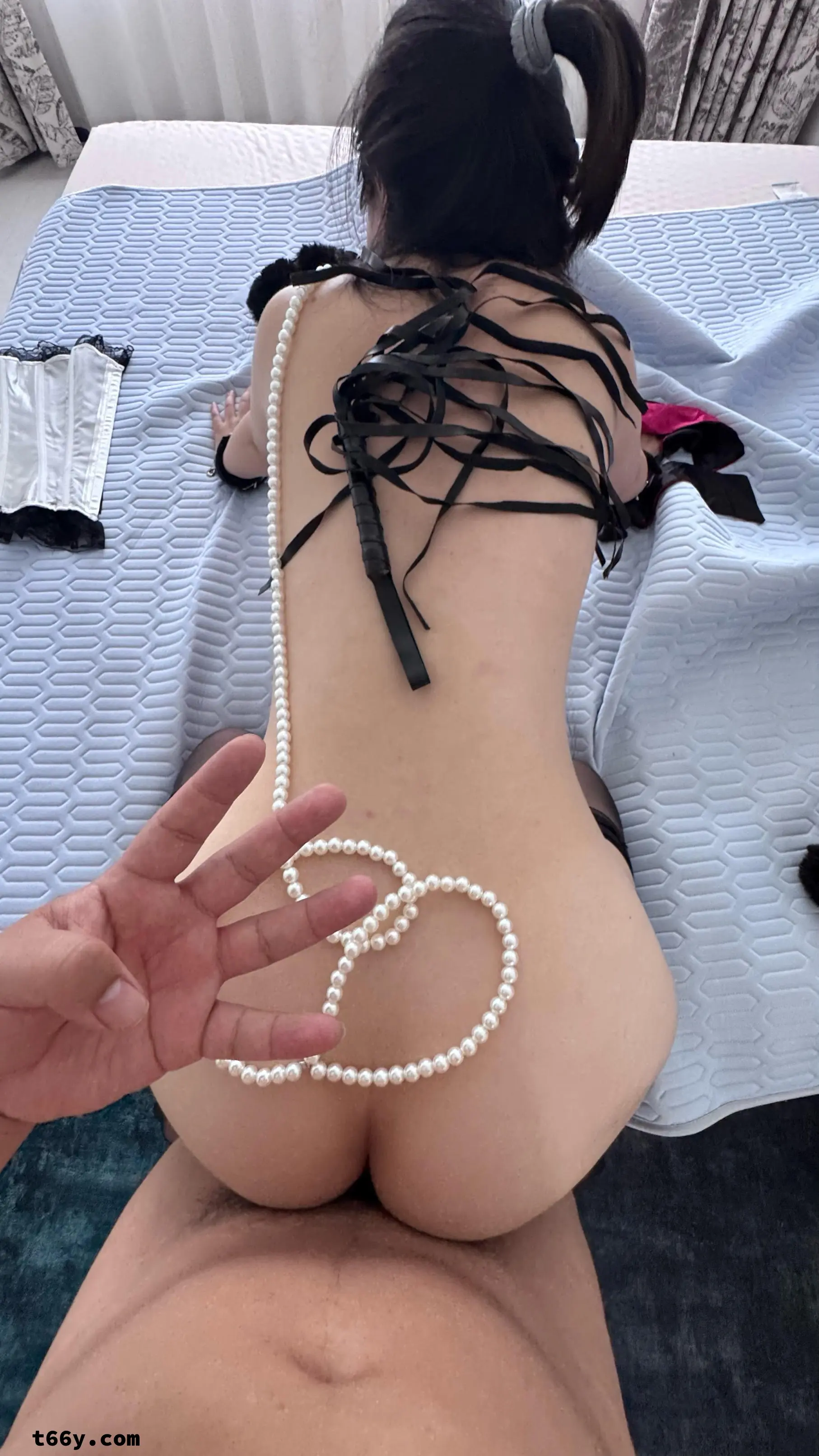 我的母狗瑞儿，我把她眼睛蒙住，你来操她