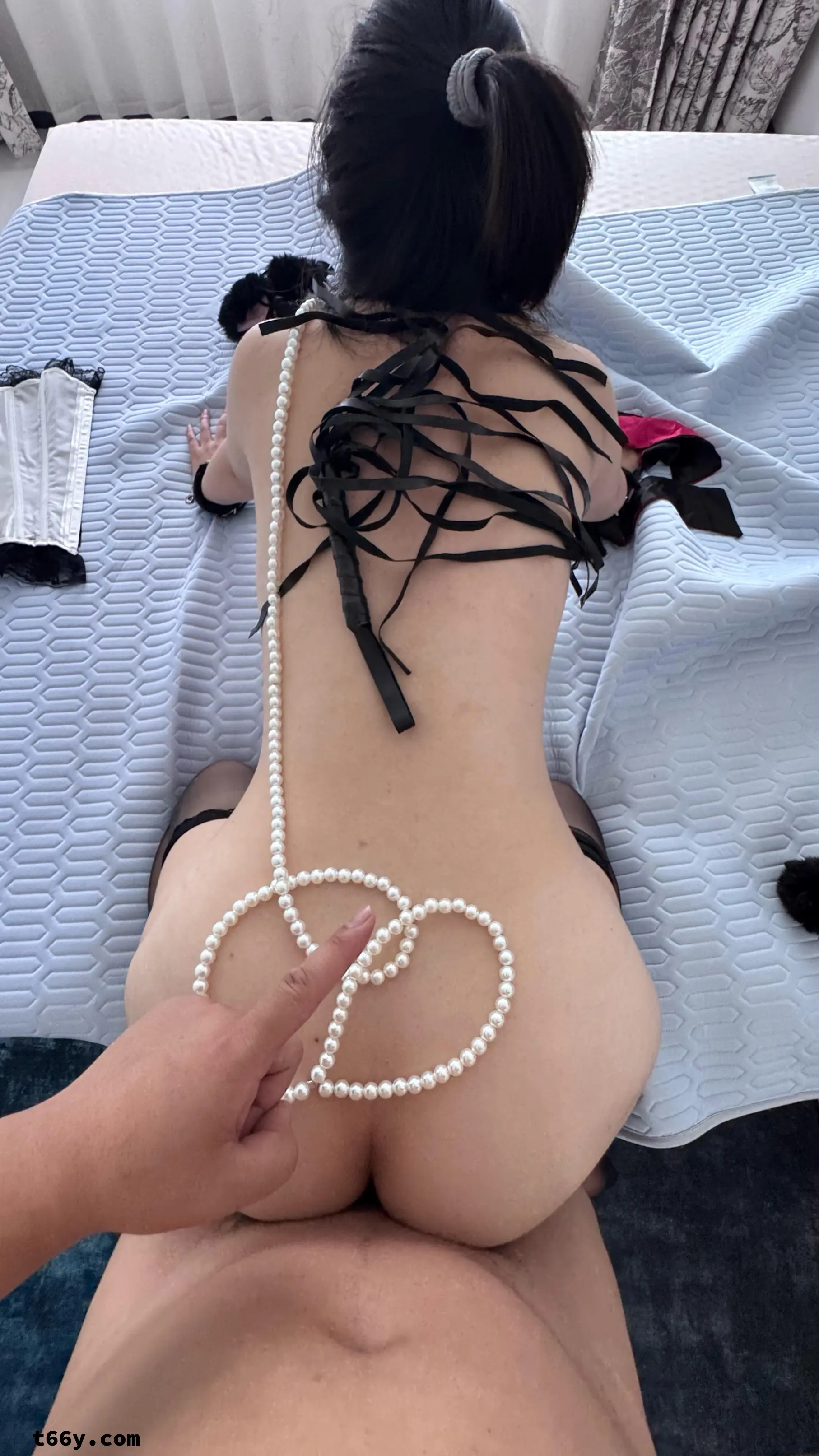 我的母狗瑞儿，我把她眼睛蒙住，你来操她