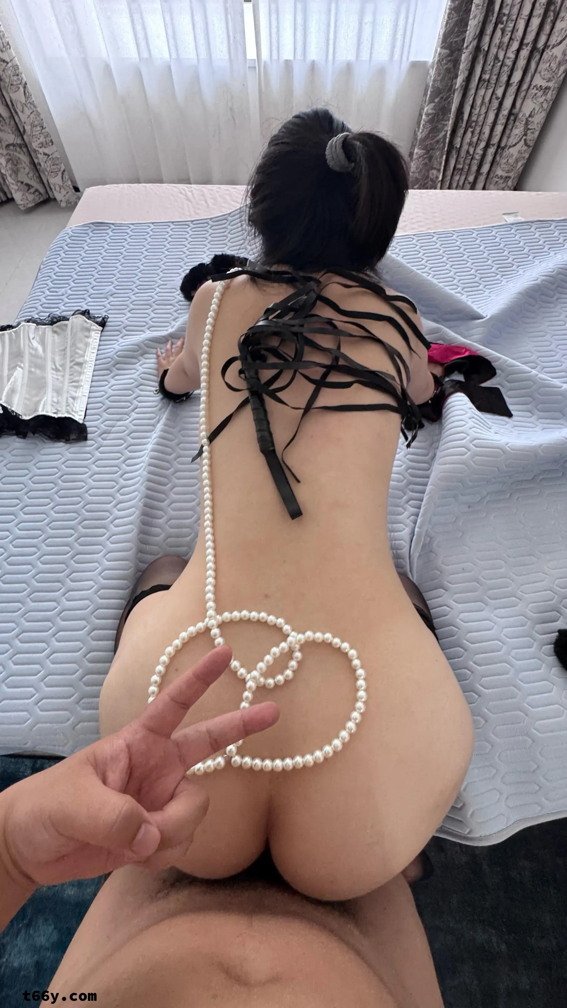 我的母狗瑞儿，我把她眼睛蒙住，你来操她