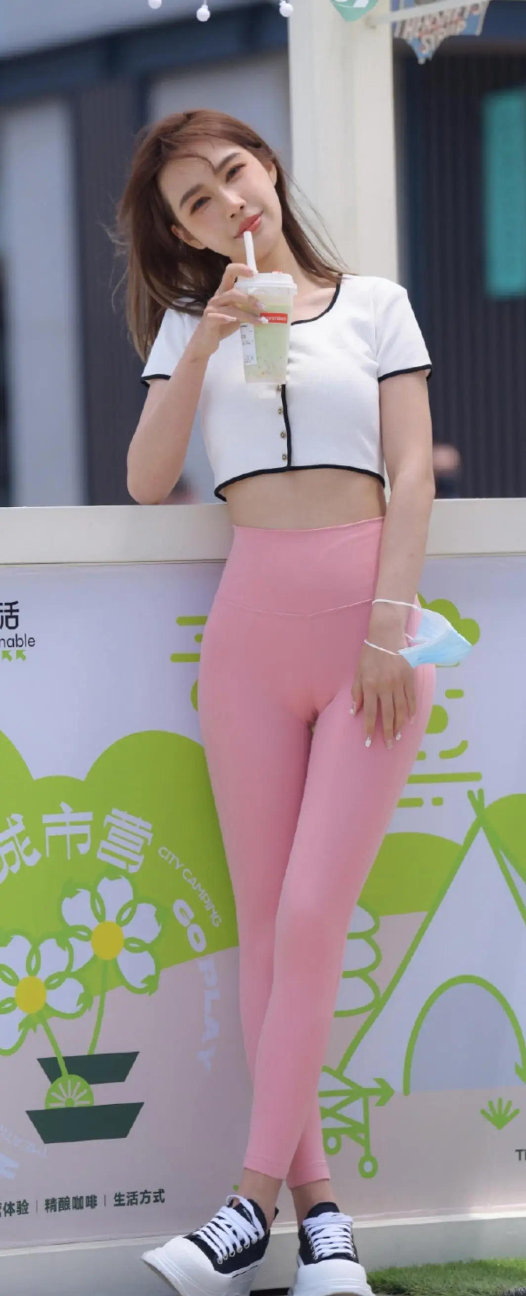 小姐姐一身露脐T恤搭配粉色健身裤,干瘦身材这样穿很有女人味,筷子腿纤细漂亮!