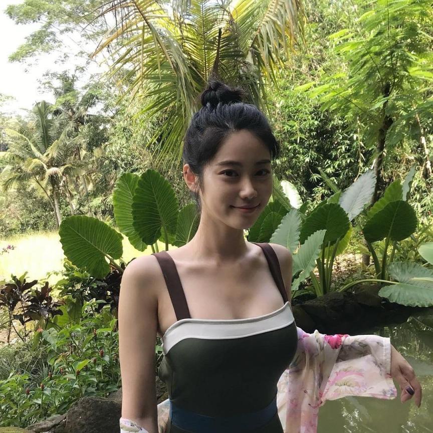 是隐乳！韩国甜甜小姐姐「한나」巨乳身材超会藏